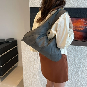 Sac croissant rétro gris foncé avec coutures plissées pour les trajets quotidiens des femmes