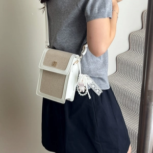 Sac bandoulière en toile beige chic avec bordure en cuir blanc et breloque ours