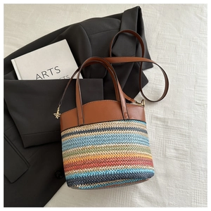 Détail du sac seau bohème tissé coloré avec poignées en cuir marron et boucles dorées