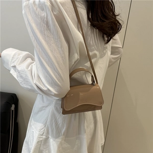 Schicke khakifarbene Mini-Schultertasche aus Lackleder mit gebogener Klappe und Griff