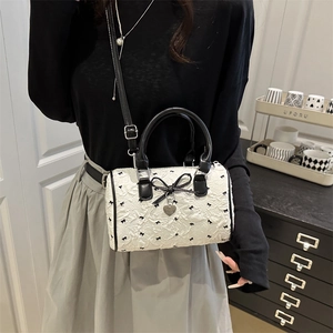 Sac boston en jacquard blanc chic avec motifs de nœuds noirs et pendentif élégant
