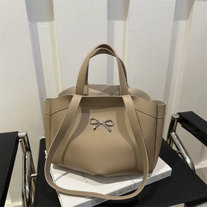 Ensemble de Sac Cabas en Cuir PU Minimaliste pour Femmes Avec Décoration en Métal de Nœud d'Argent Sac à Bandoulière Grande Capacité Sac à Main Mode avec Pochette Intérieure