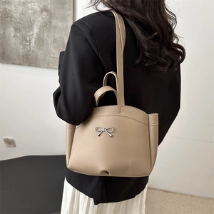 Sac fourre-tout rétro en cuir PU kaki avec un nœud en métal argenté pour femmes