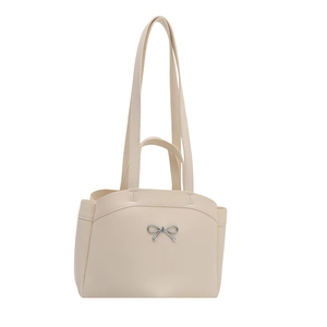 Sac fourre-tout beige minimaliste avec noeud métallique argenté et bandoulière réglable