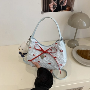 Sac Sous le Bras Croissant Broderie Nœud Doux pour Femmes Sac à Épaule en Tissu Matelassé Avec Pendentif Cœur et Charme d'Ours en Peluche