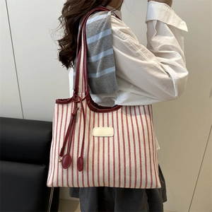 Sac fourre-tout en toile à rayures rouges et blanches avec poignées en cuir