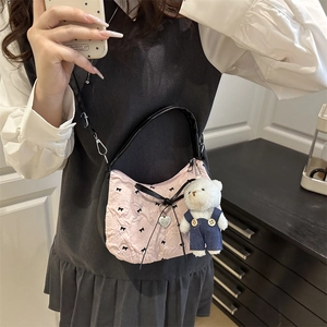 Sac hobo plissé rose avec nœuds noirs et pendentif d'ours en peluche pour femme