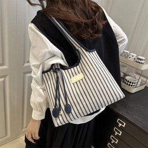 Grand sac cabas en toile à rayures bleues et blanches avec bandoulière en cuir souple