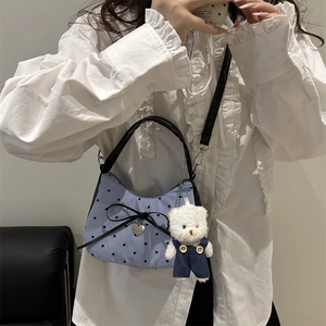 Sac sous le bras en toile rayée bleue pour femme avec motifs cœurs et charm ourson