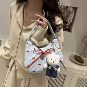 Sac croissant matelassé bleu clair avec nœuds rouges et breloque ours en peluche