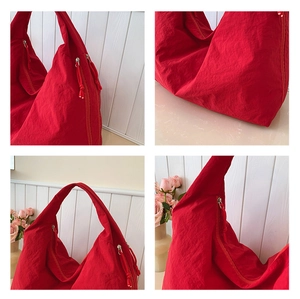 Détails du sac fourre-tout en nylon rouge avec texture plissée et zip argenté élégant