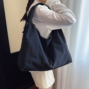 Grand sac cabas hobo noir minimaliste en nylon pour un look décontracté et spacieux