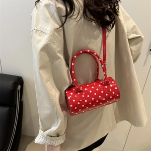 Sac cylindrique rouge à pois avec finition brillante et longue bandoulière pour femme