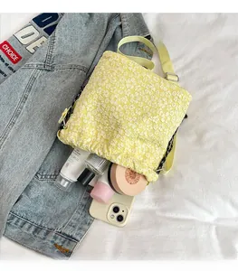 Sac à bandoulière floral jaune avec cordon montrant un grand espace de rangement