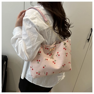 Sac fourre-tout en velours rose à imprimé cerise avec pendentif cerf doré