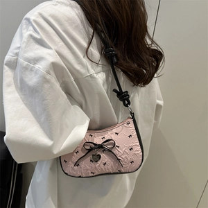 Sac bandoulière rose avec broderie de nœuds noirs et pendentif cœur pour femme