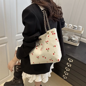 Sac cabas en velours côtelé blanc avec imprimé cerises et bandoulière chaîne dorée