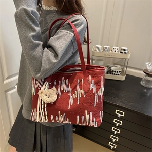 Sac fourre-tout rouge avec broderie ondulée, fines bretelles et charmant ours en peluche