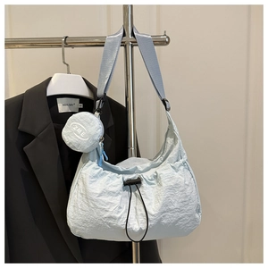 Details der hellblauen Nylon-Einkaufstasche mit Kordelzug und kleinem runden Geldbeutel
