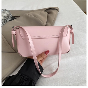 Détail du sac sous l'aisselle rose minimaliste en cuir lisse avec boucle argentée