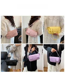 Collage de sacs sous les aisselles chic en rose, jaune, noir et violet sous plusieurs angles