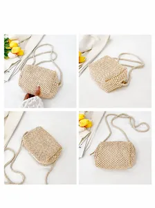Gedetailleerd meerhoekig beeld van een handgeweven beige strooien crossbodytas met rits