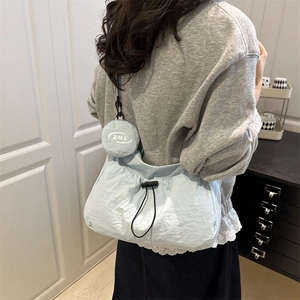Hellblaue, große Plissee-Stofftasche mit kleinem Münzbeutel, Kordelzug und ZME-Logoanhänger