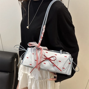 Borsa a spalla grande con fiocco in pizzo e motivo a quadretti azzurri e bianchi