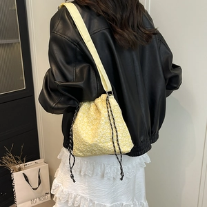 Sac seau jaune chic à motif floral avec cordon de serrage et large bandoulière