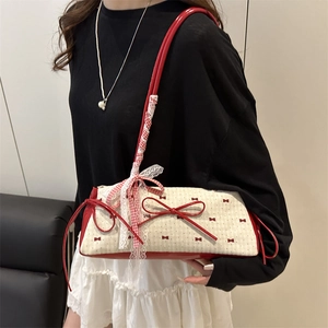 Borsa a spalla con fiocchi rossi e pizzo in stile balletcore alla moda