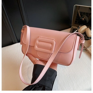 Détail du sac sous le bras rose en cuir PU lisse avec une grande boucle décorative