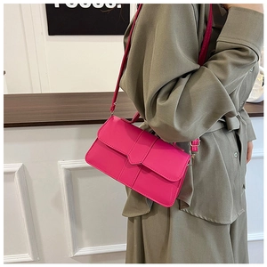 Vue détaillée latérale du sac bandoulière rose fuchsia en cuir avec sangle décorative