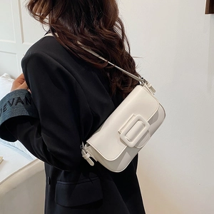 Sac sous le bras minimaliste en cuir blanc orné d'une grande boucle carrée élégante