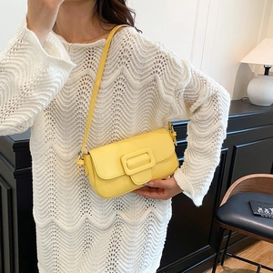 Sac sous le bras jaune vif minimaliste avec boucle décorative sur modèle en robe tricot
