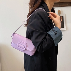 Sac sous le bras minimaliste lilas clair pour femme avec boucle carrée et cuir lisse