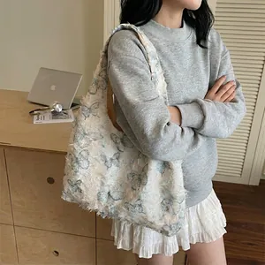 Sac fourre-tout crème chic avec broderie papillon bleu et bords à franges élégants