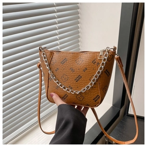 Détail du sac seau marron en cuir PU avec motif ours et chaîne en métal argenté