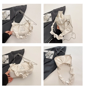 Détails du sac nuage plissé crème avec anse en perles et chaîne en argent