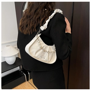 Détail du sac nuage plissé crème avec chaîne en perles et logo Ability A Good