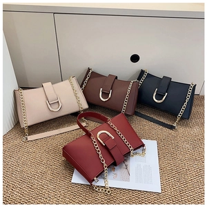 Vista dall'alto di borse quadrate vintage in beige marrone nero e rosso con fibbie oro