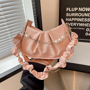 Petit Sac à Épaule Froncé Style Français pour Femmes Texture Satinée PU Sac Sous le Bras Avec Chaîne de Künstliche Perles Décor Ours Doux Sac Bandoulière