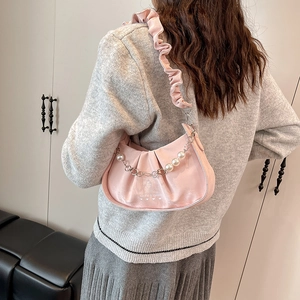 Sac nuage plissé rose avec chaîne en perles et bandoulière à volants en satin