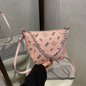 Sac seau rose avec poignée chaîne et motif ours pour femmes en cuir PU chic