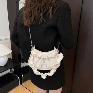 Sac nuage plissé beige de style français avec chaîne et breloque en perles