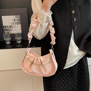 Sac nuage plissé rose avec chaîne de perles et finition satinée pour un style élégant