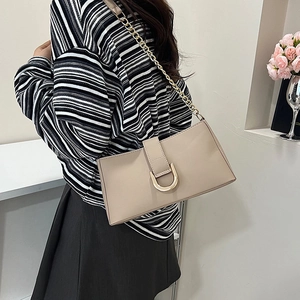 Borsa a spalla beige con fibbia a U dorata e tracolla con catena in metallo