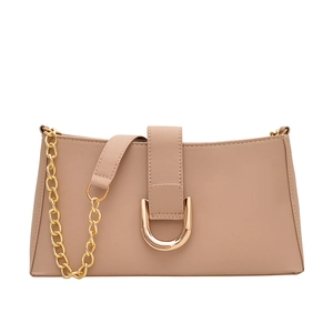 Borsa a tracolla retrò beige quadrata con grande fibbia dorata a U e catena