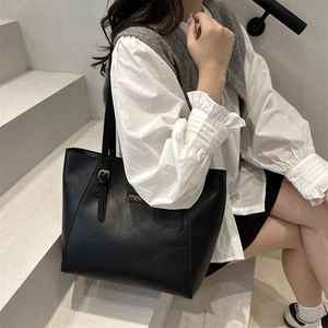 Grande borsa tote nera minimalista da donna in pelle opaca per l'ufficio e lavoro