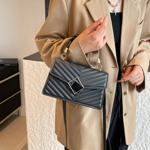 Elegante borsa nera trapuntata a chevron con fibbia geometrica dorata e manico