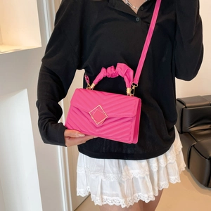 Borsa a tracolla trapuntata rosa con motivo chevron e manico arricciato per donna